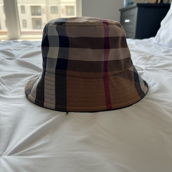 BURBERRY Bucket Hat 💯 Authentic Perfect for festival and vacation! - Picture 4 of 6